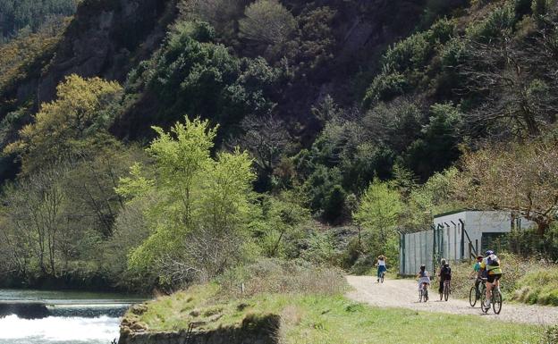 El bidegorri del Bidasoa discurre en paralelo al río fronterizo.