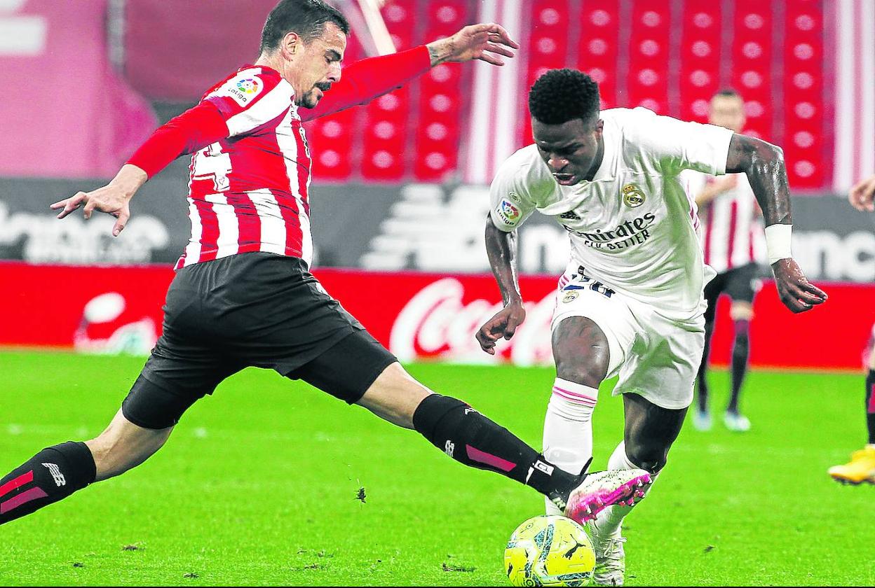 Dani García trata de frenar a Vinicius en San Mamés. 