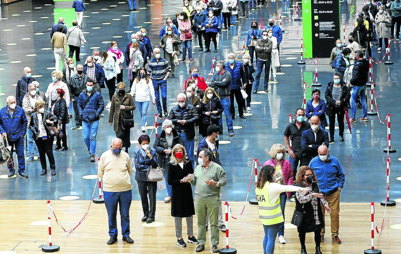 Decenas de personas esperan para ser vacunadas en el 'vacunódromo' habilitado en el pabellón 6 del BEC. 