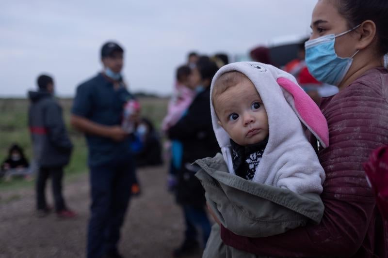 Ángela es un bebé de cinco meses que ha venido con su madre, Flavia, desde Guatemala a la frontera de México con EE UU. Ha sido su primer gran viaje.
