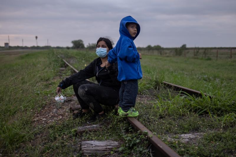 Javier es un migrante hondureño en busca de asilo de tres años. Se encuentra junto a su madre Juliana a la espera de que la patrulla fronteriza los traslade a un centro. 