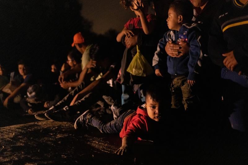 Junior tiene dos años y nació en Ecuador. Tras su viaje, descnasa junto a decenas de familias que piden asilo en EE UU. El grupo lo componen 170 personas.