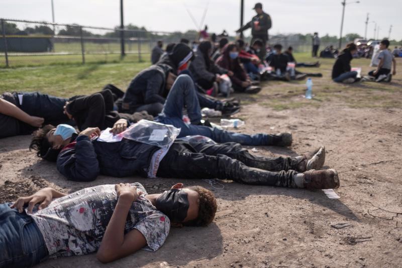 Yasir nació en Honduras hace 13 años. Ha hecho el viaje hasta el paso fronterizo sin su familia. Busca poder entrar en EE UU en busca de una vida mejor. Es uno de los 50 menores no acompañados del grupo que espera a que la guardia los procese y los envíe a algún centro de refugiados.