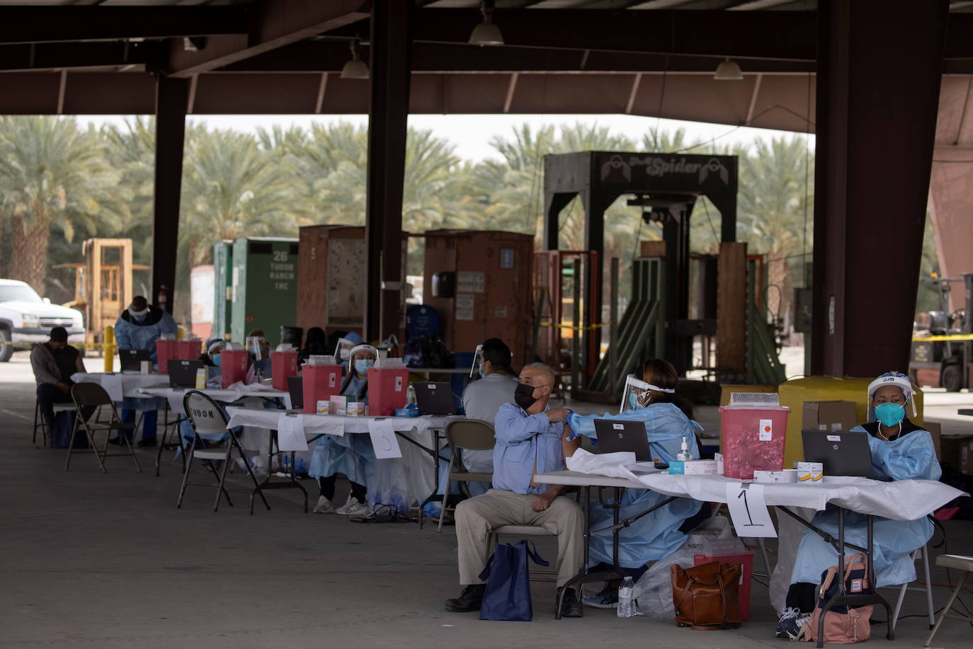 En California, las autoridades instalaron un vacunódromo para atender a los residentes en las granjas de Mecca.