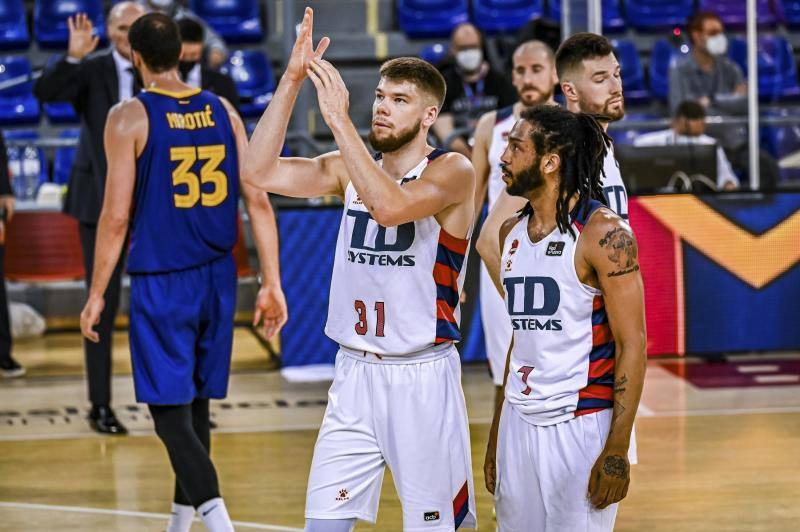 Giedraitis habla con Henry en un momento del encuentro del miércoles en el Palau