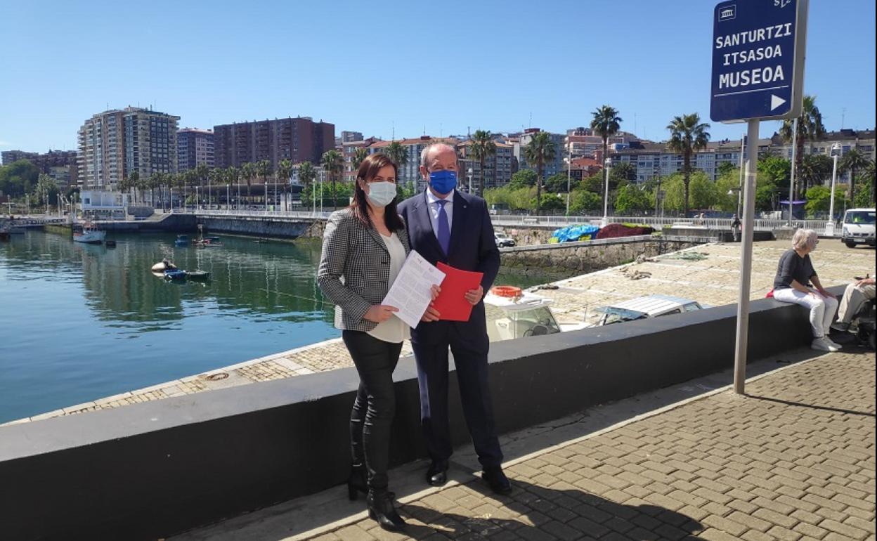 La alcaldesa de Santurtzi, Aintzane Urkijo, y el presidente de la Autoridad Portuaria, Ricardo Barkala, en el entorno pesquero. 