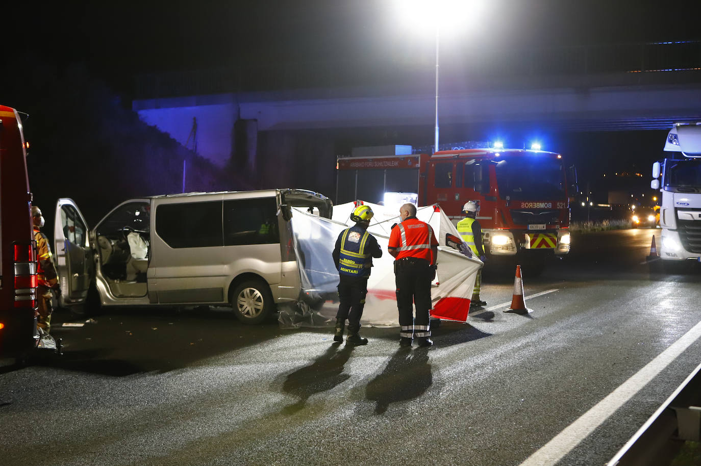 Fotos: Fallecen dos de los seis ocupantes de una furgoneta al volcar en la AP-1 en Armiñón