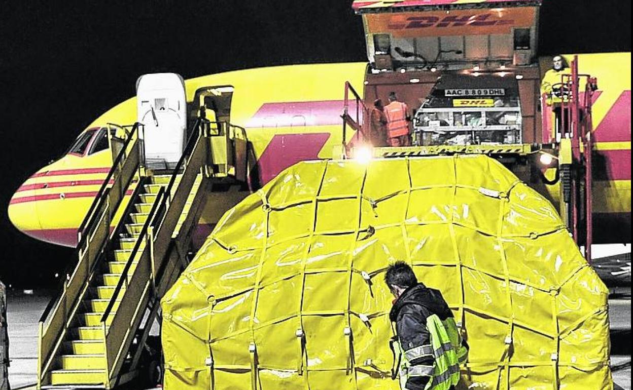 Operativa carguera nocturna de la firma en la pista alavesa.