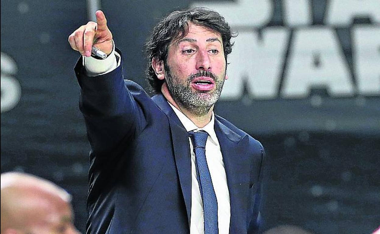 Mumbrú da instrucciones a sus jugadores.