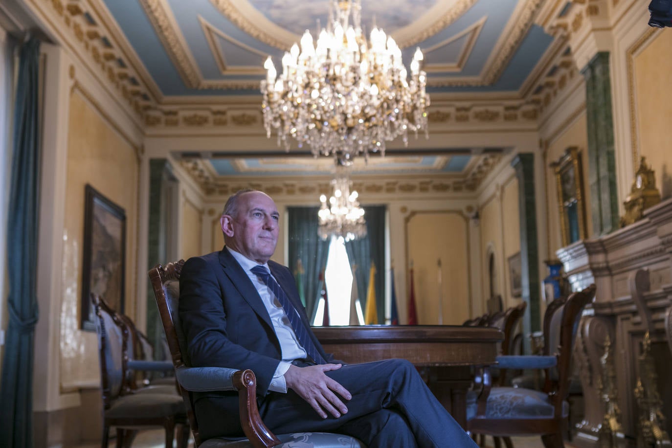 El diputado general de Álava, Ramiro González, en el Palacio foral.