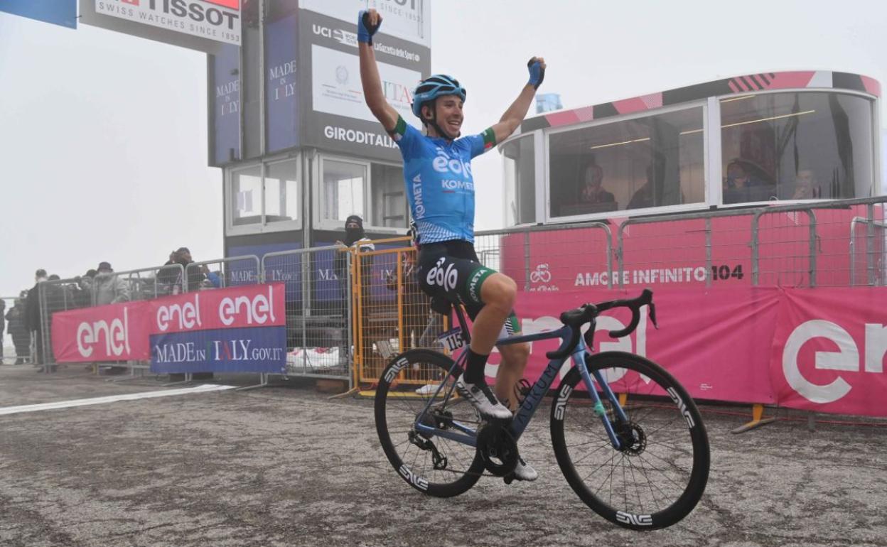 Fortunato entra el primero en la meta del Zoncolan. 