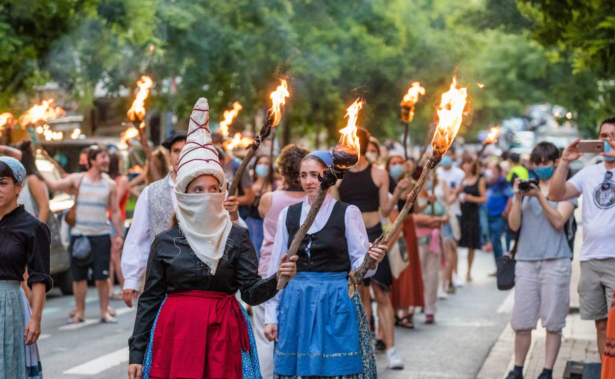 Una kalejira representó en 2020 la noche de San Juan sin hoguera en Judimendi.