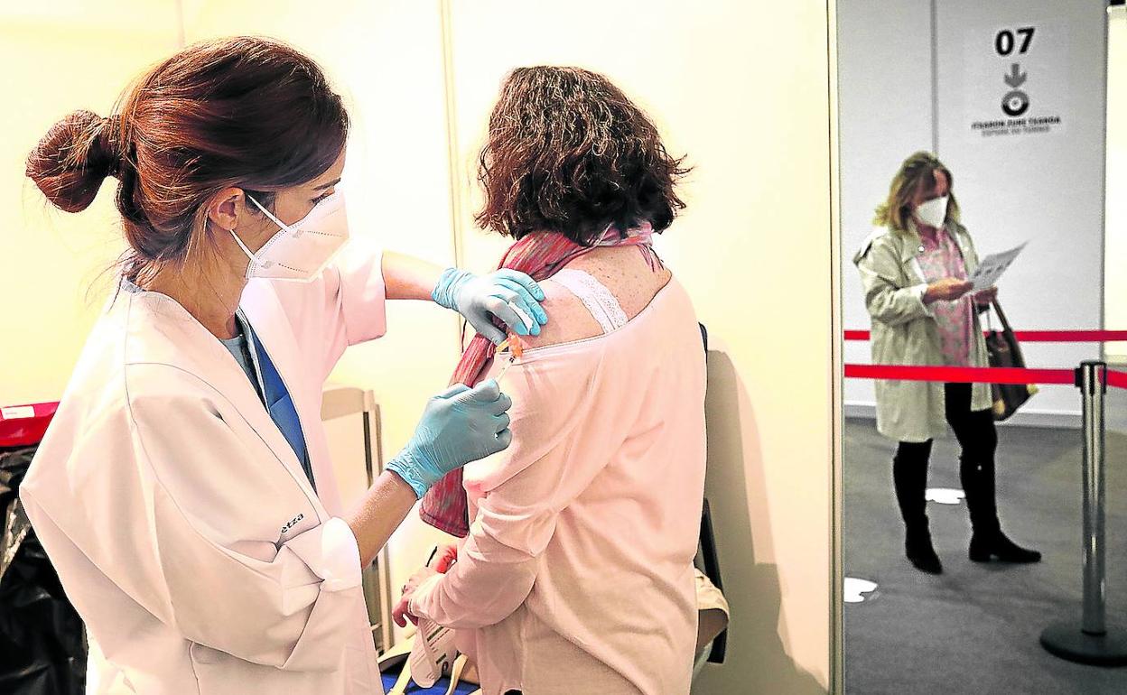 Una sanitaria inyecta una dosis en el 'vacunódromo' del BEC de Barakaldo. 