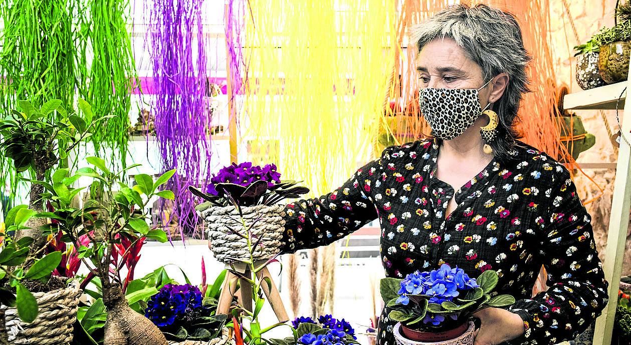 Amaia Rementeria, de la floristería Liliak, cuida unas plantas.