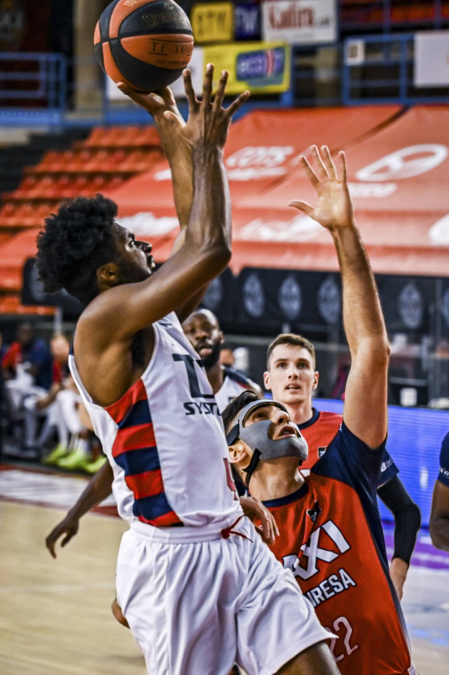 Fotos: Las mejores imágenes del Manresa-Baskonia