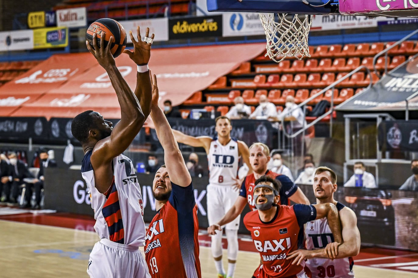 Fotos: Las mejores imágenes del Manresa-Baskonia