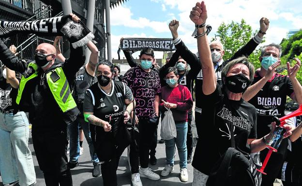 Tanto antes como después del partido, cientos de aficionados se acercaron ayer a Miribilla.