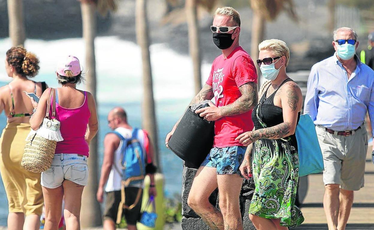 Piscinas y playas son, de momento, los únicos espacios autorizados sin mascarilla, pero solo para bañarse y tomar el sol. 