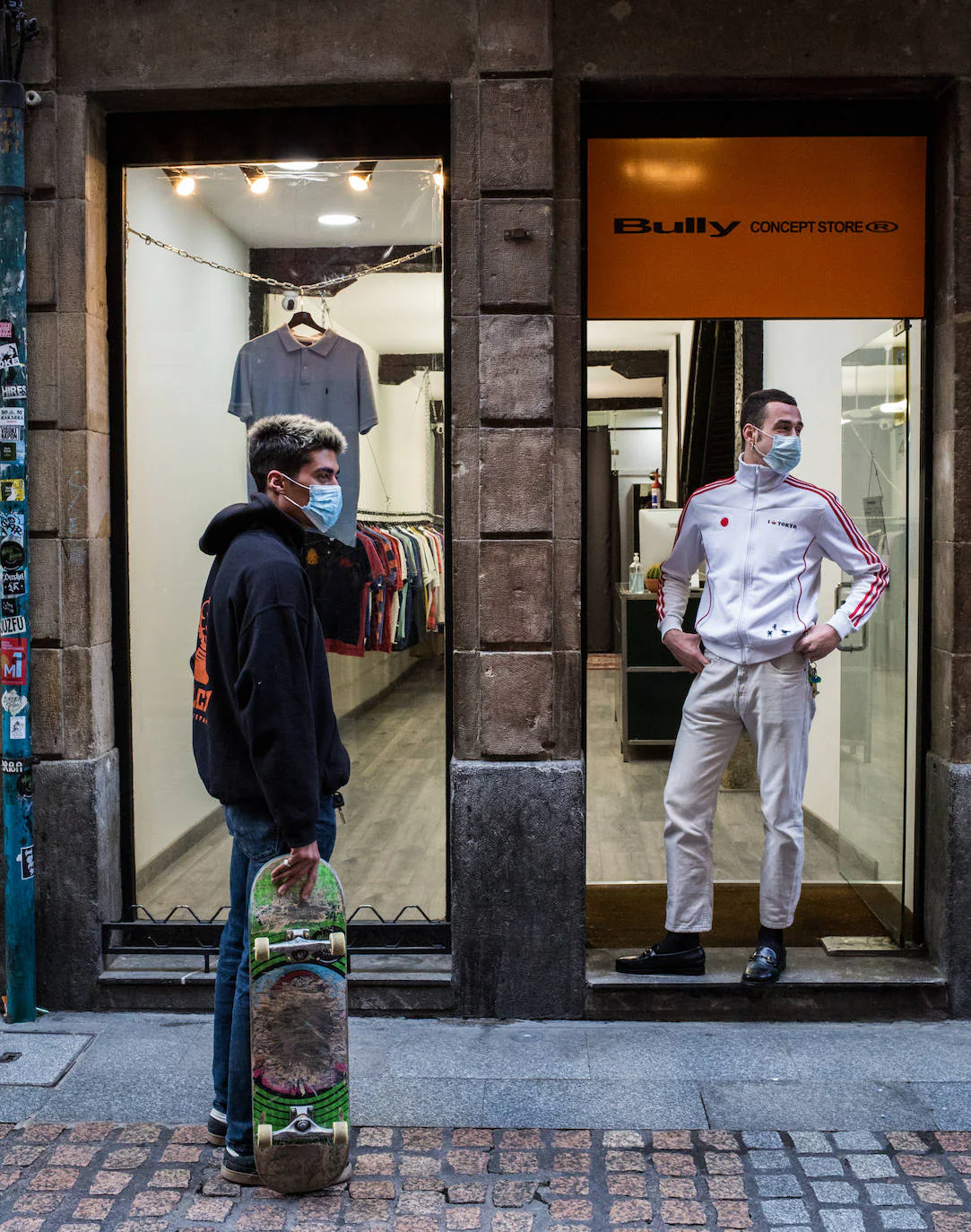tímido Acuoso reserva Fotos: Dos jóvenes abren una tienda 'vintage' de ropa de segunda mano en  Bilbao | El Correo