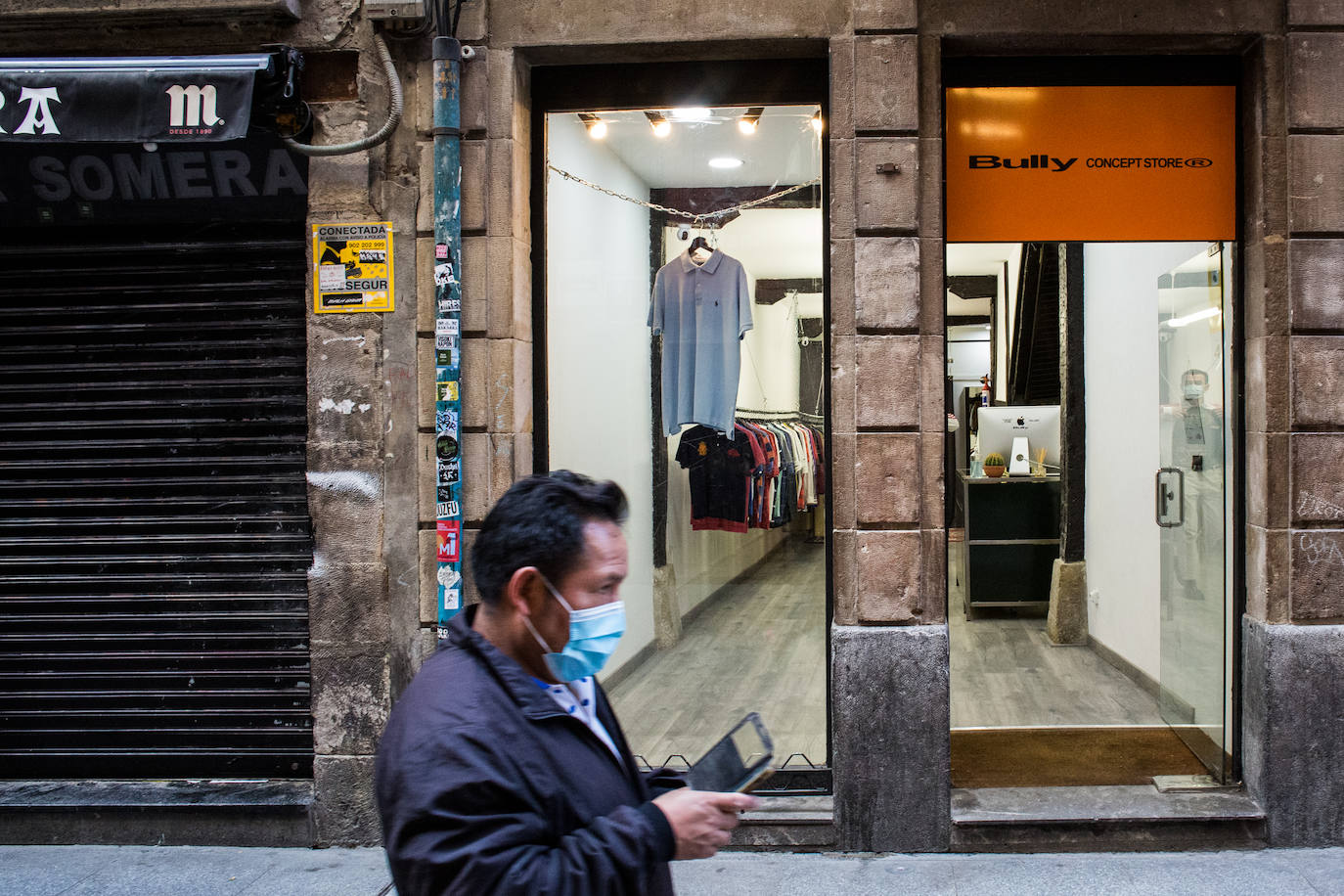 Fotos: Dos jóvenes abren una tienda &#039;vintage&#039; de ropa de segunda mano en Bilbao