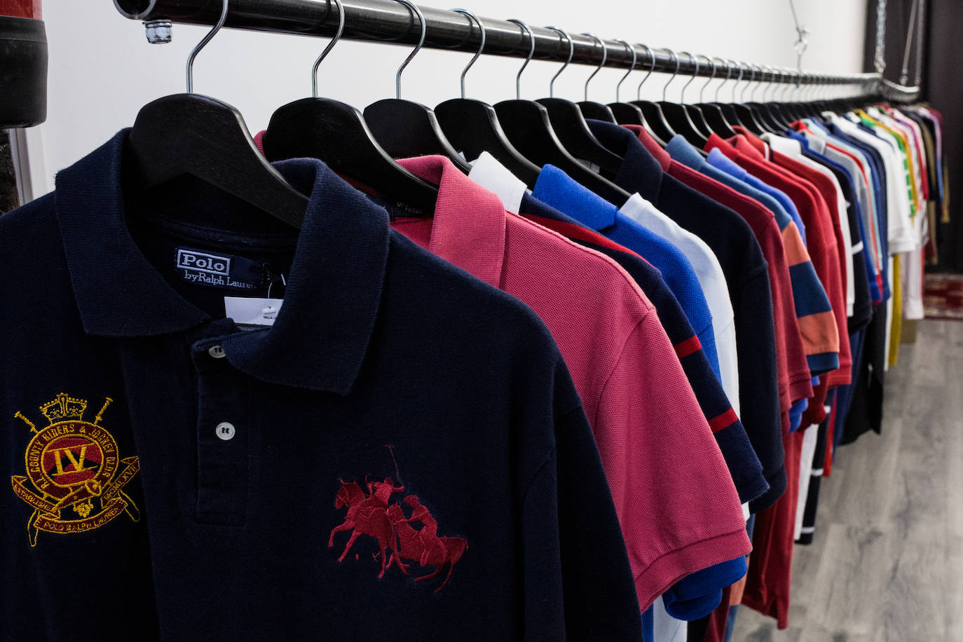 Fotos: Dos jóvenes abren una tienda &#039;vintage&#039; de ropa de segunda mano en Bilbao