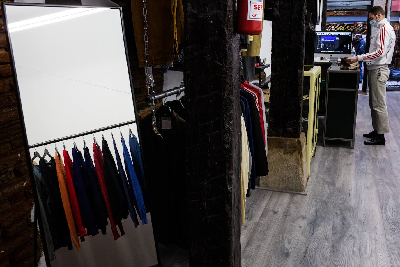 Fotos: Dos jóvenes abren una tienda &#039;vintage&#039; de ropa de segunda mano en Bilbao