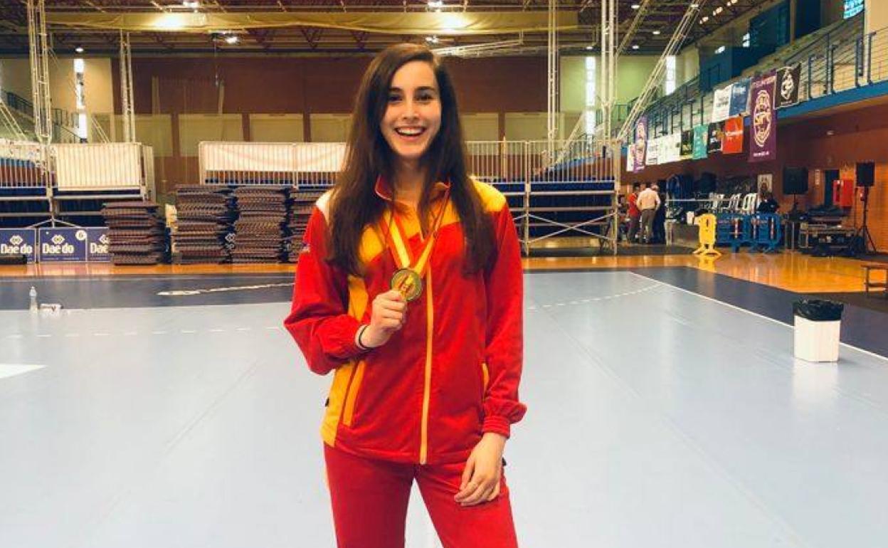 La luchadora bilbaína Jone Magdaleno posando feliz con su medalla de oro en el Campeonato de España. 