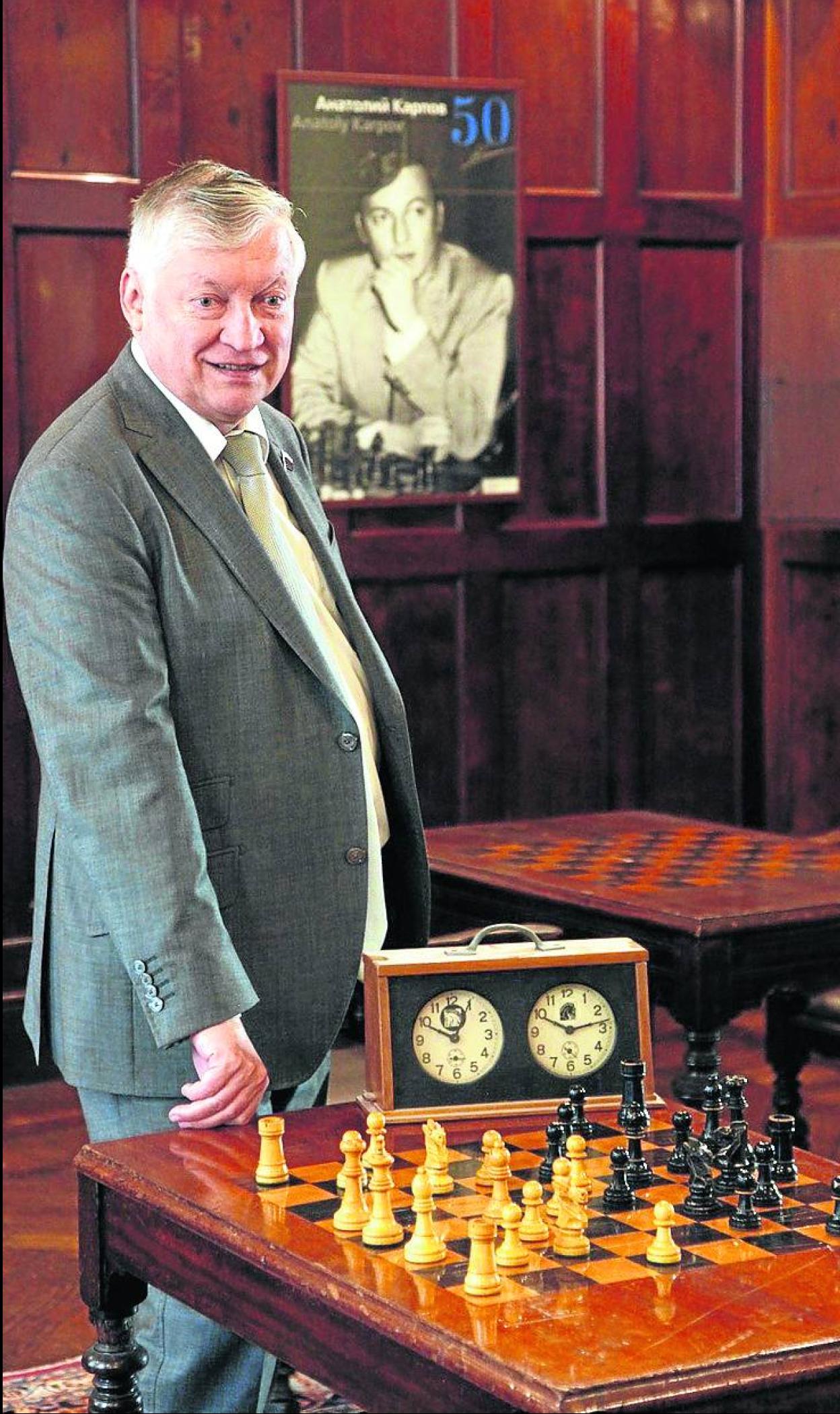 Karpov, en los salones de la Sociedad Bilbaína. 