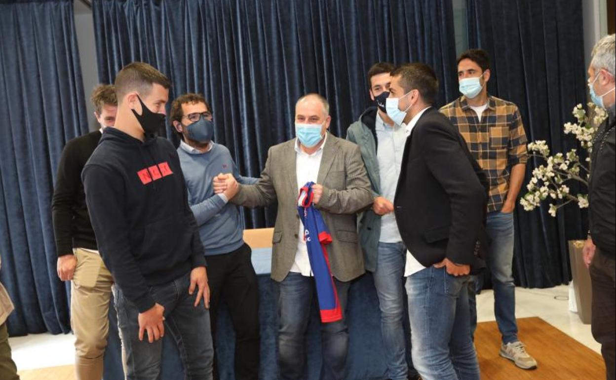 El alcalde de Amorebieta, Andoni Agirrebeitia, estrecha la mano de Jon Larrea, presidente de los azules, durante el reconocimiento institucional celebrado este mediodía en el Ayuntamiento zornotzarra. 