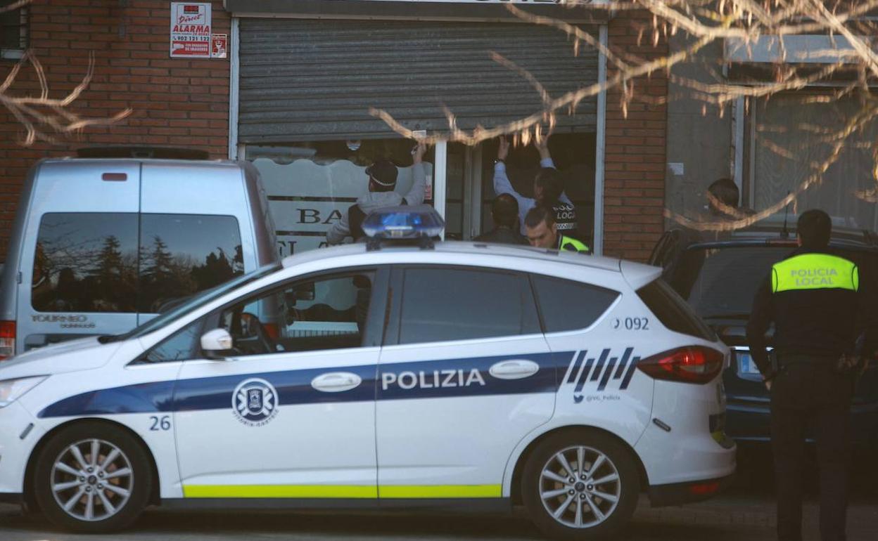 Agentes locales durante la entrada al bar, que ya ha cambiado de gerencia. 