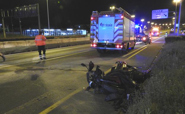 Estado en el que quedó la moto tras el accidente. 