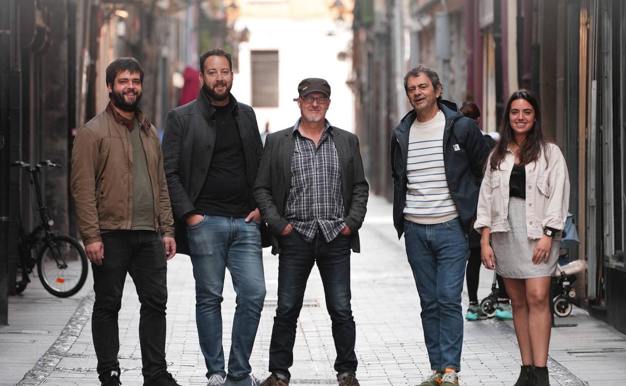 Postal Kolekzionistak: «Nuestras canciones tienen el vacío, la nostalgia y la soledad de los viajes»