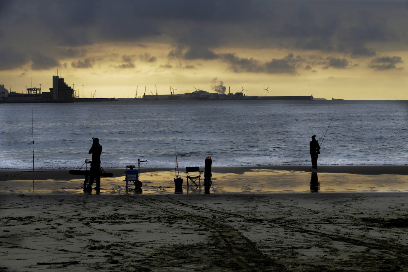 Puesta de sol en la playa de La Arena. 