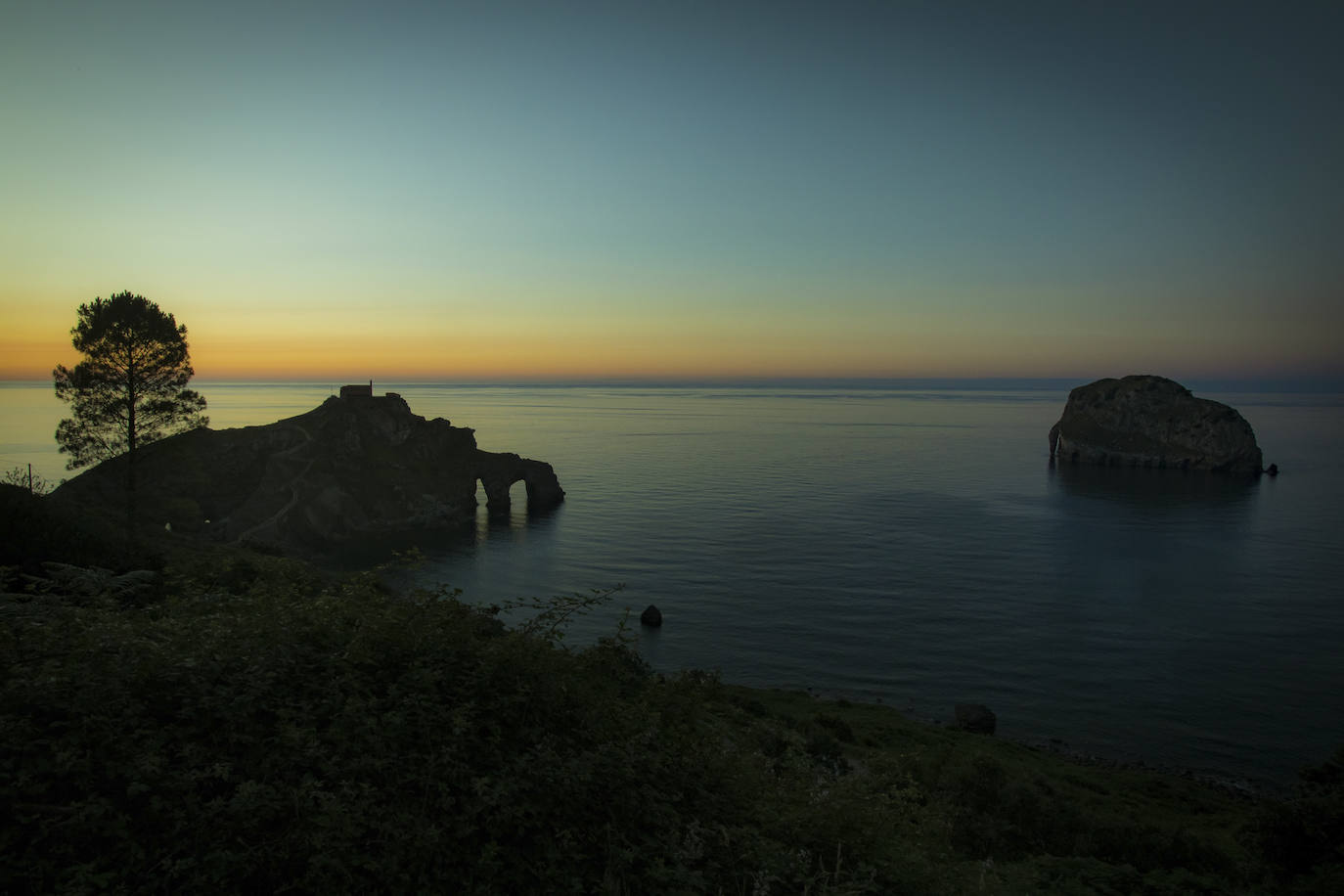 Cae la noche en San Juan de Gaztelugatxe. 