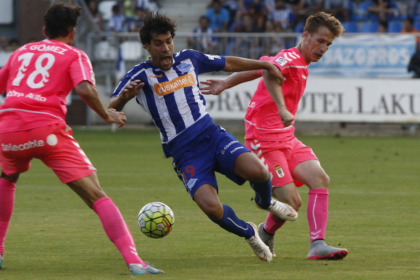 El jugador vitoriano trata de controlar el balón durante un partido disputado ante el Real Oviedo.