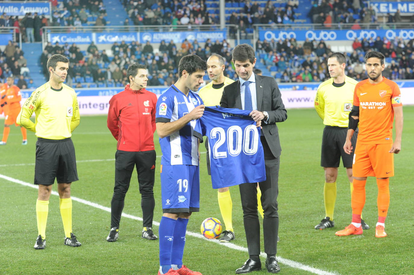 El presidente del Alavés, Fernández de Trocóniz, entrega a Manu García la camiseta conmemorativa de su partido 200 en la antesala del partido entre el club albiazul y el Málaga.