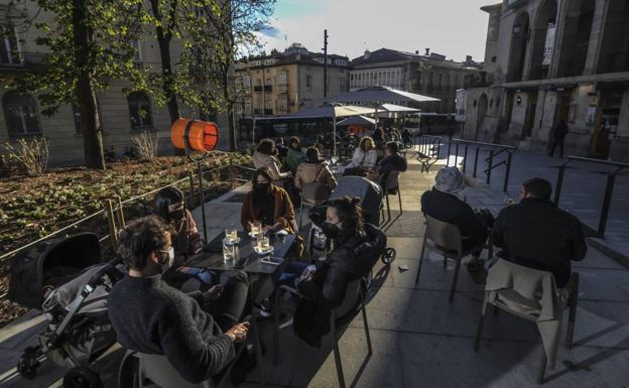 Una de las terrazas del centro de Vitoria.