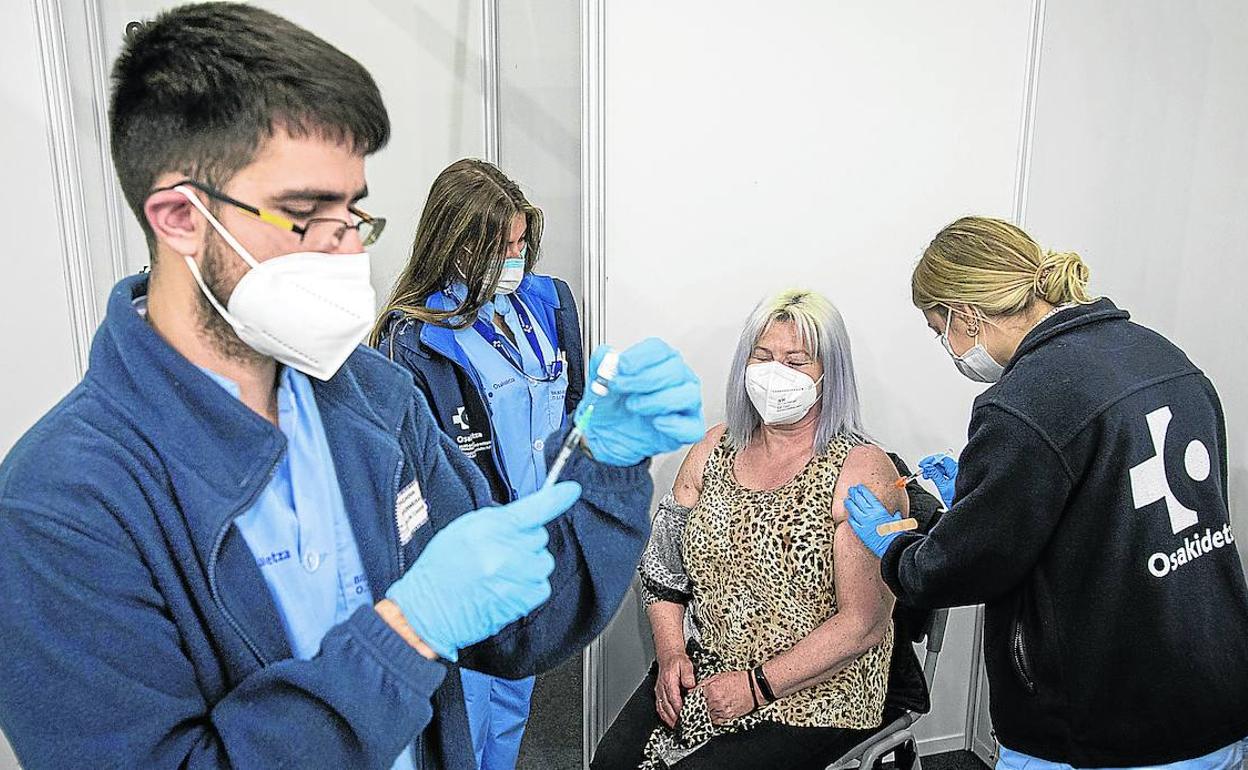 Sanitarios administran el suero contra el covid en el 'vacunómetro' de La Casilla. 