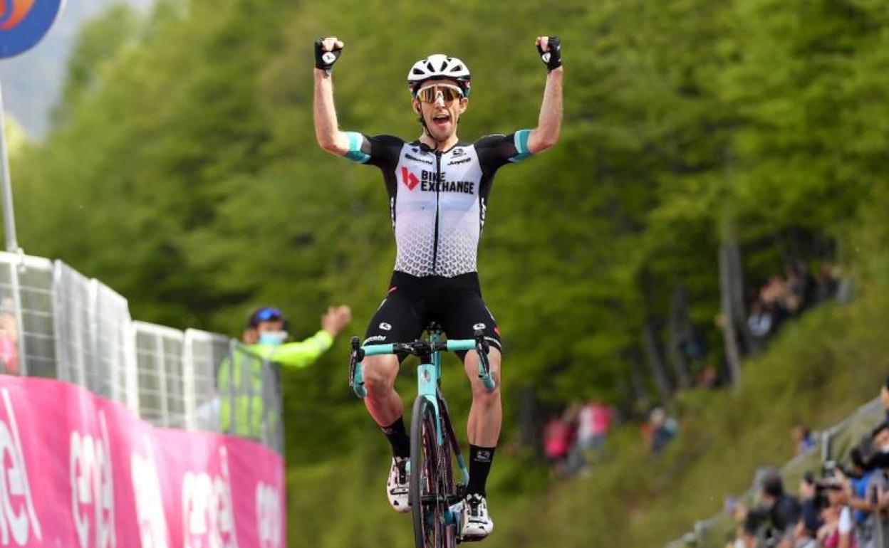 Simon Yates entra vencedor en la meta de Alpe di Mera. 