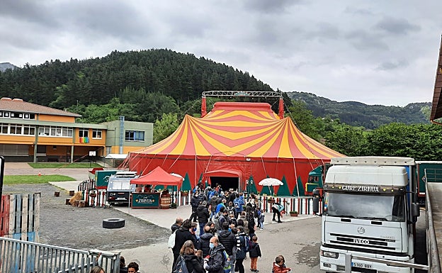 Gure Zirkuaren karpa, Dimako eskola ondoan. 