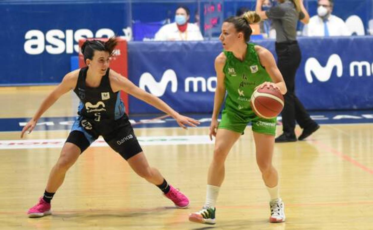 Izaskun García con el balón ante la defensa de la estudiantil Carmen Grande. 