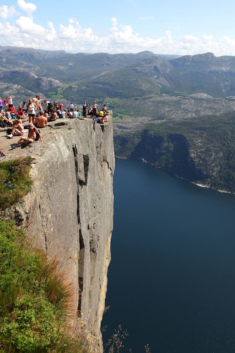 Roca Preikestolen, Noruega | Otra de las rocas más populares de Noruega, que da miedo tan solo con verla en fotos. Acercarse a apreciar sus espectaculares vistas puede suponer una caída de más de 600 metros si no se va con extremo cuidado. 