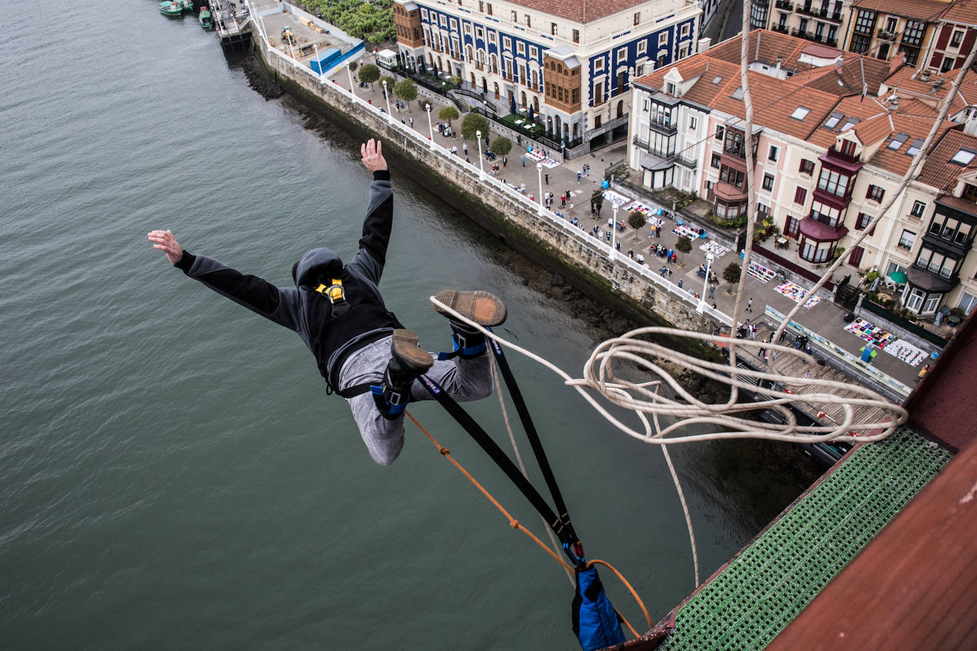 Fotos: Vuelven los saltos desde el Puente Colgante