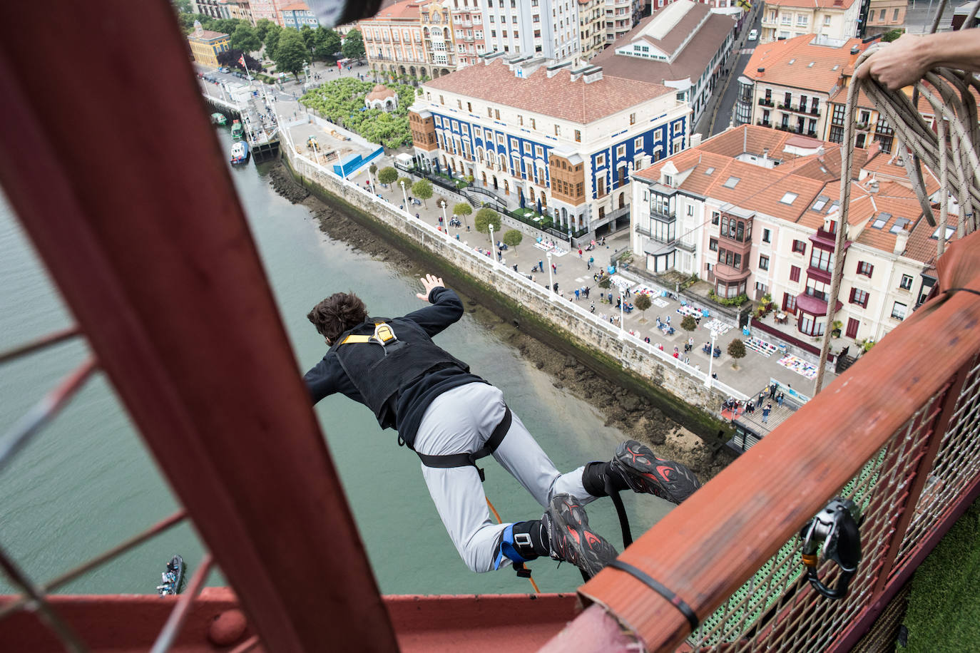 Fotos: Vuelven los saltos desde el Puente Colgante