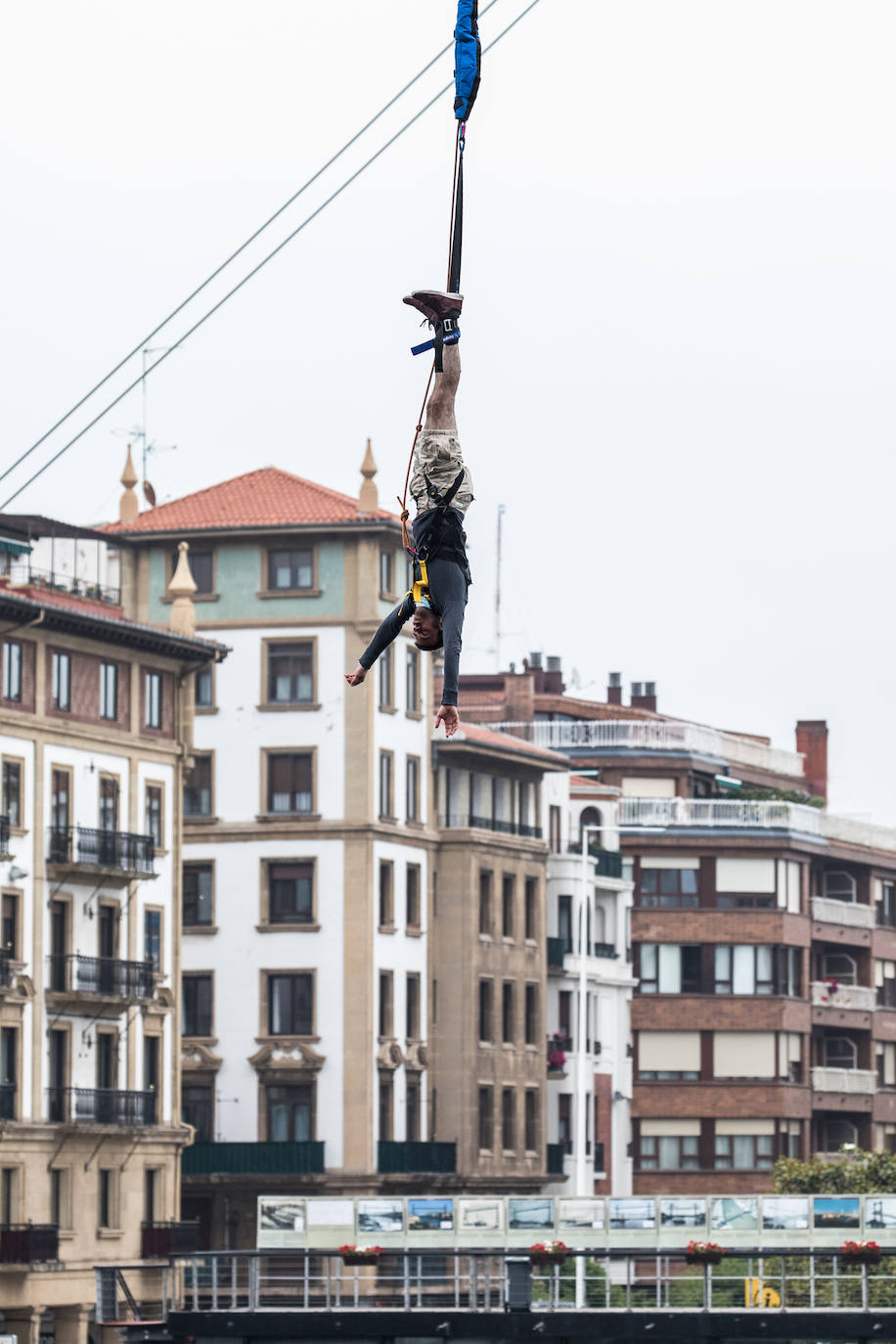 Fotos: Vuelven los saltos desde el Puente Colgante