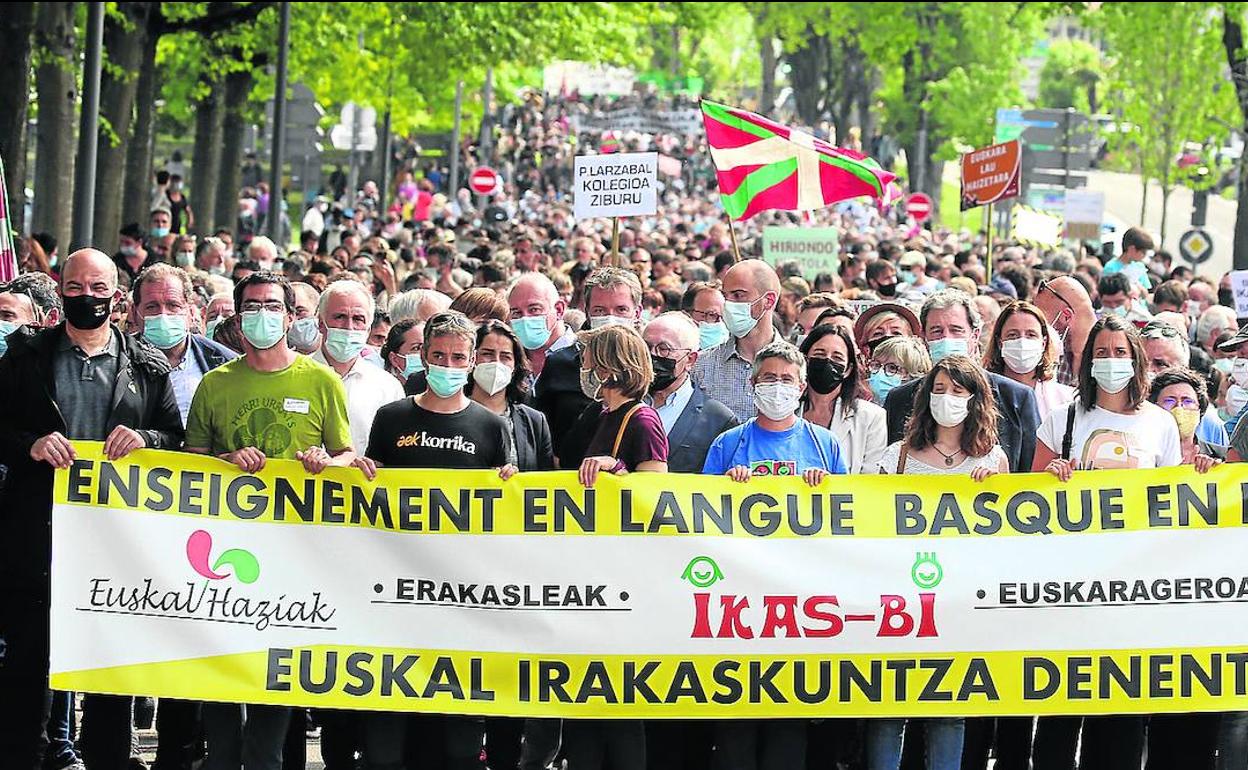 Representantes de los centros educativos que ya llevan a cabo la inmersión lingüística encabezaron la marcha por la ciudad labortana.