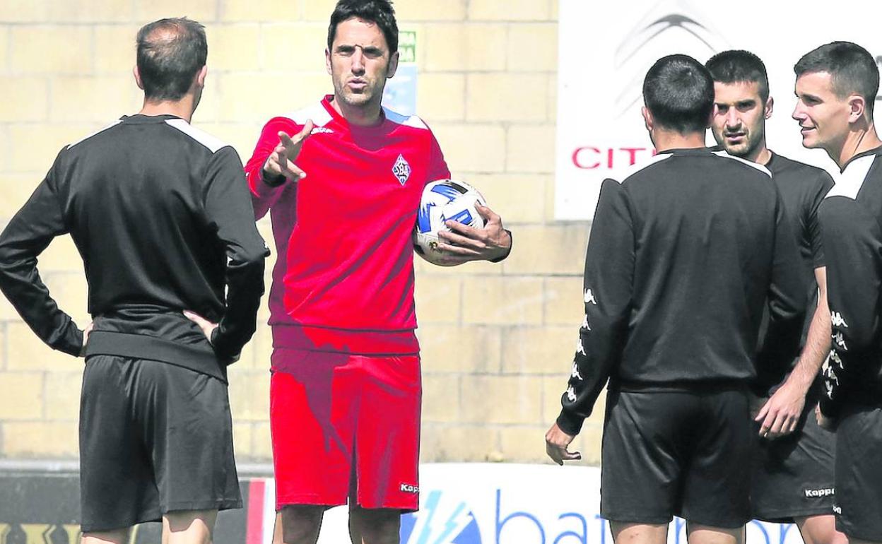 El técnico del Amorebieta explicaciones en un entreno. 