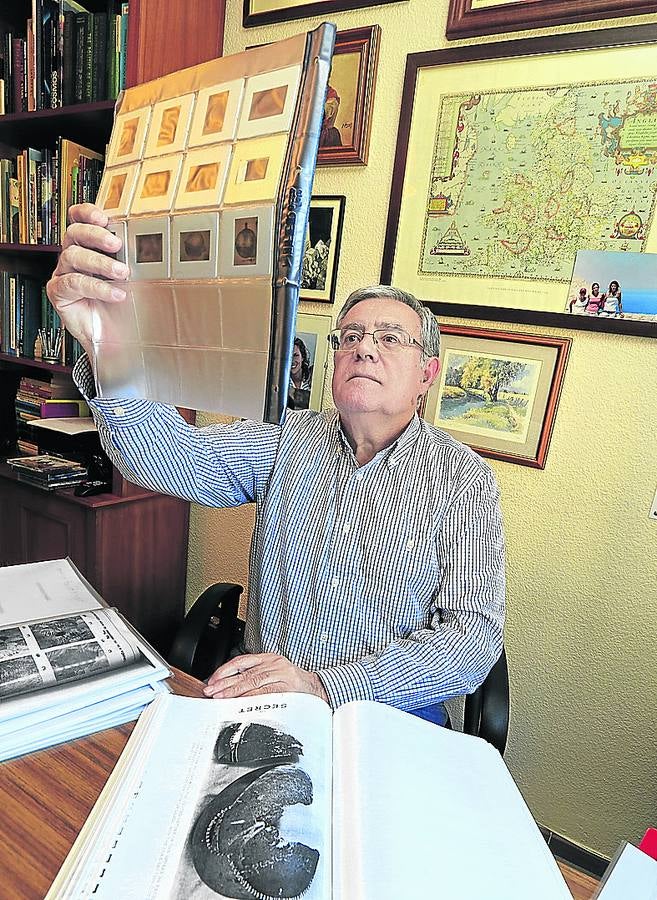 Imagen - Ballester Olmos examina un expediente. 