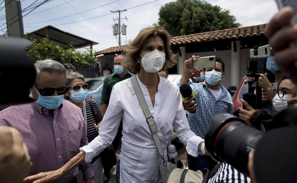 Cristiana Chamorro Barrios kazetarien aurrean.