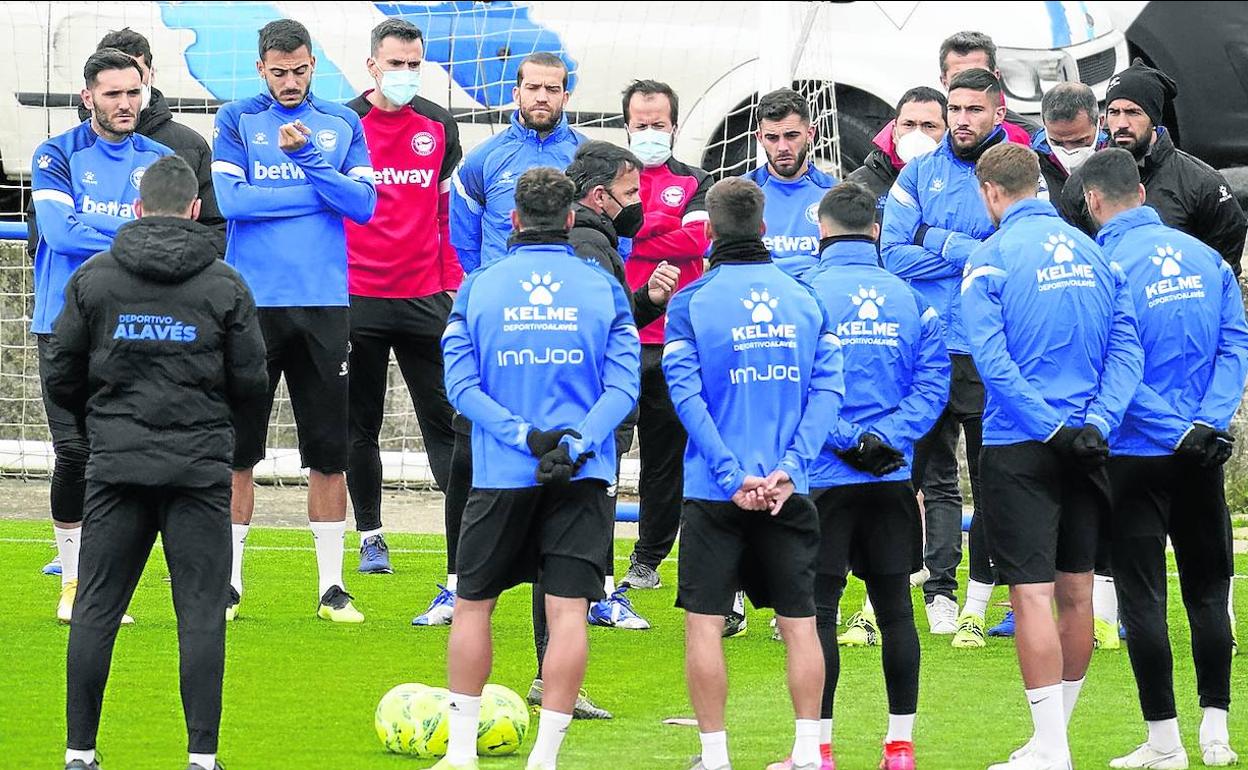 Javier Calleja, en una de las charlas de grupo en un entrenamiento en Ibaia. 